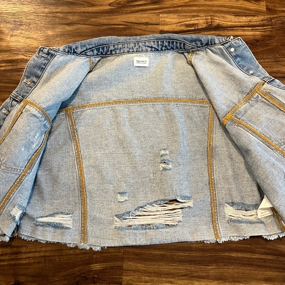 Revolve Oversized Distressed Cropped Denim Jacket NEVER WORN - Picture 4 of 9